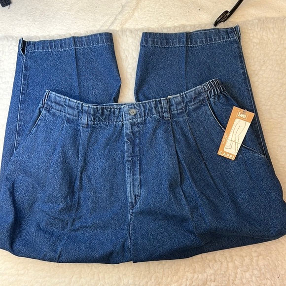 Lee Ladies Mid Calf Denim Capris. Side Elastic. NWT. Size 20W. Pleat front. - Picture 1 of 7